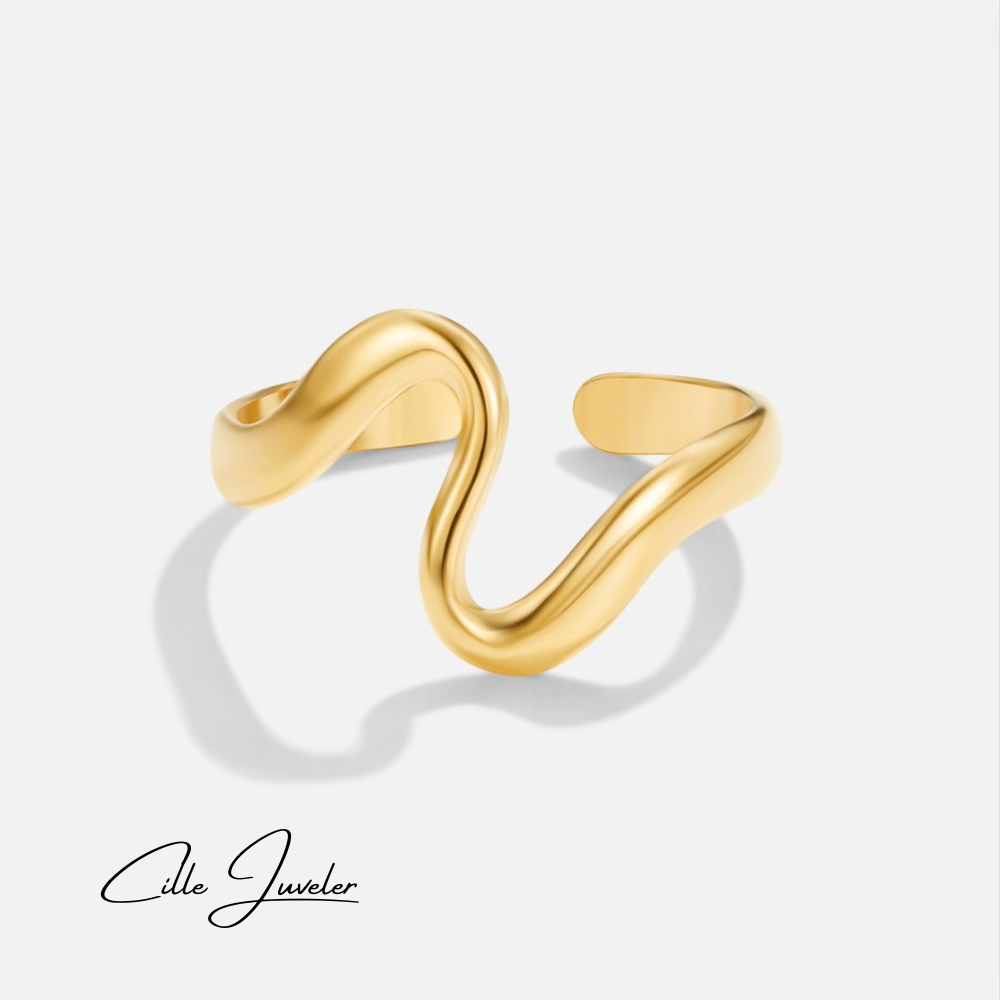 Vågformad ring i guld